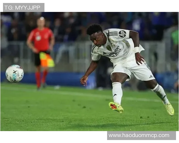 米兰禁区内乱战戈森斯误将球挡入自家大门致失球