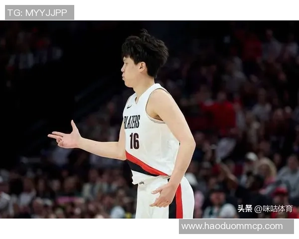 小吧直击杨瀚森赛前训练 抗干扰三分命中率不高 突破转身暴扣惊艳全场